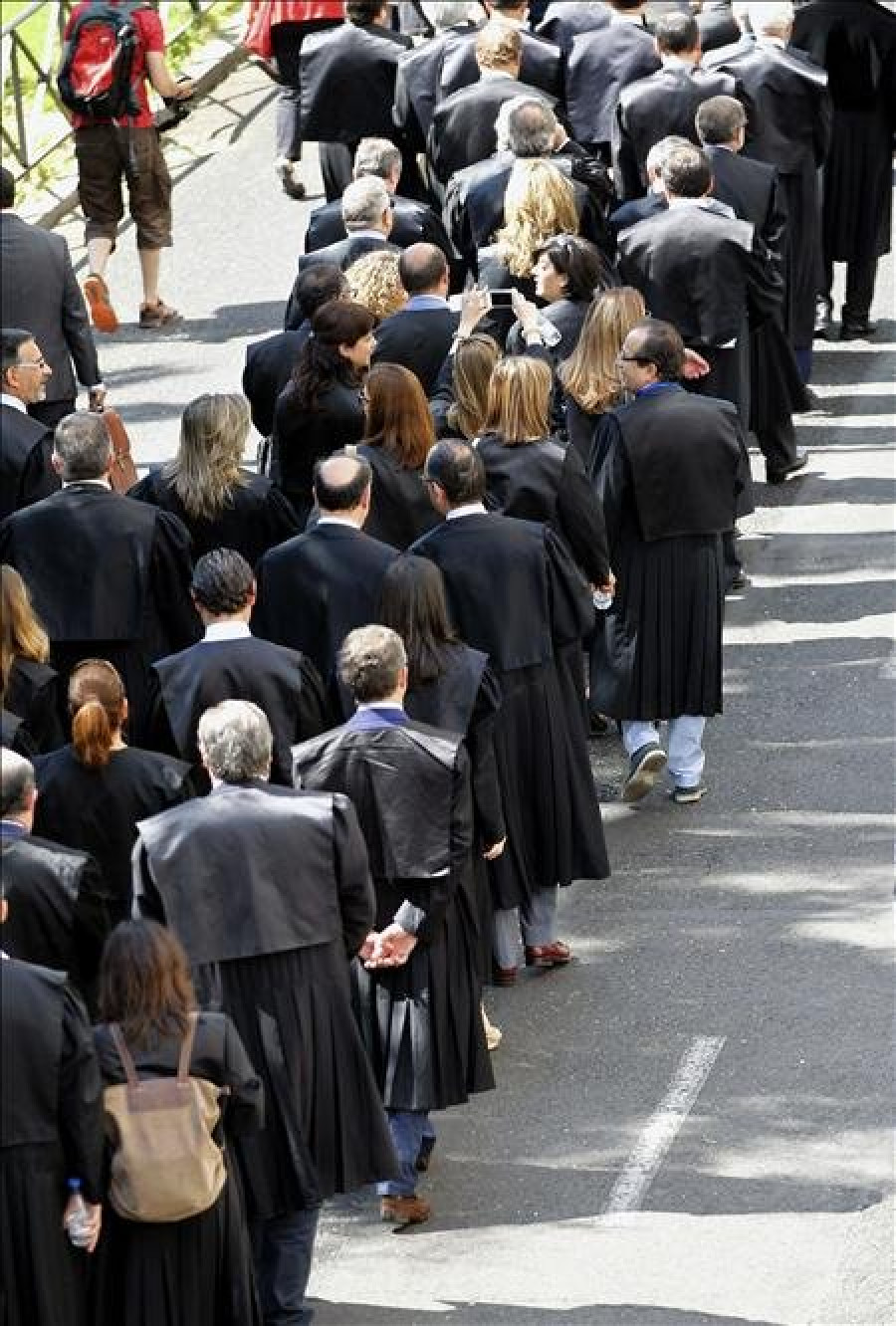 Un millar de abogados se manifiestan con toga contra la ley de justicia  gratuita