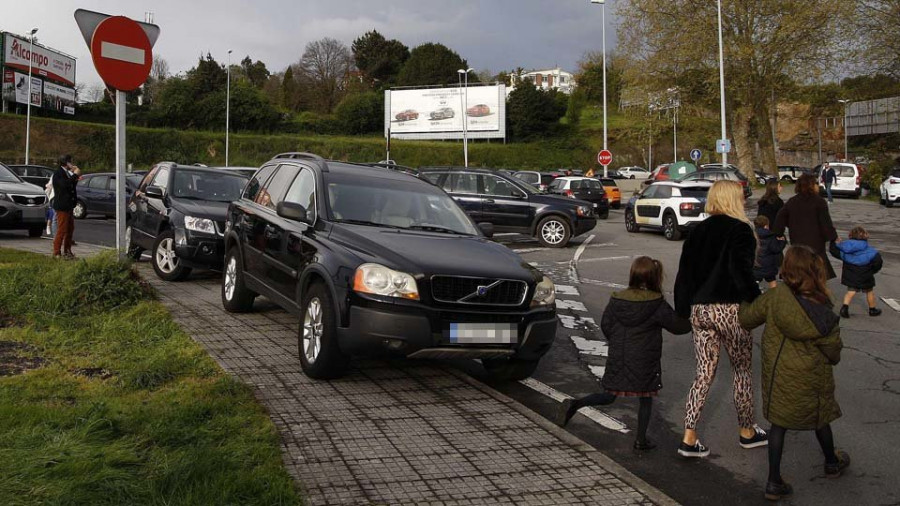 La política de movilidad del Ayuntamiento colapsa los accesos a Jesuitas y Maristas