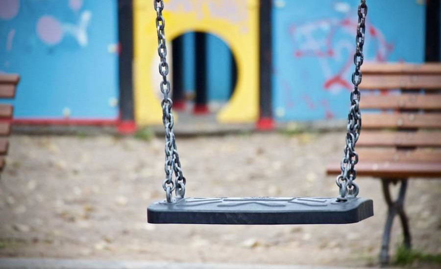 Un niño se clava una jeringuilla cuando jugaba en un jardín