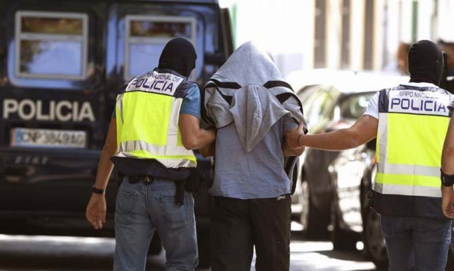 Detenidas en Ferrol cinco personas por tráfico de drogas que desde un piso abastecían de sustancias estupefacientes