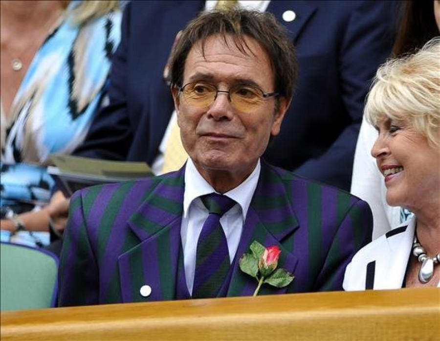 La policía interroga a Cliff Richard sobre los supuestos abusos a un menor