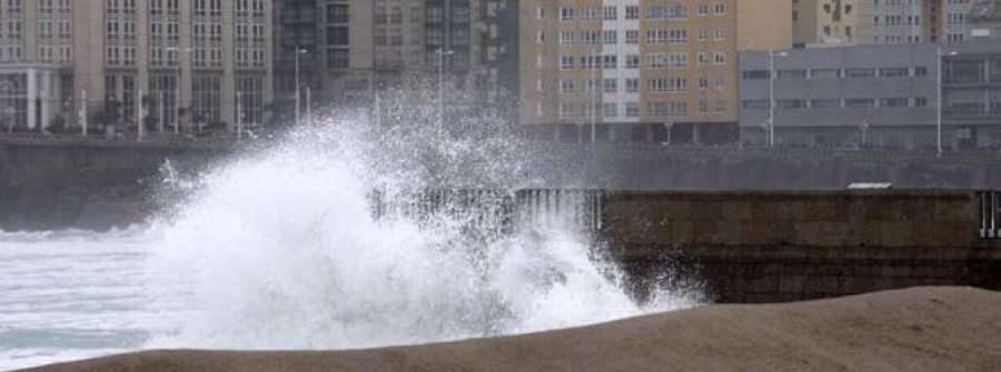 La amenaza de olas de seis metros obliga a blindar el litoral coruñés