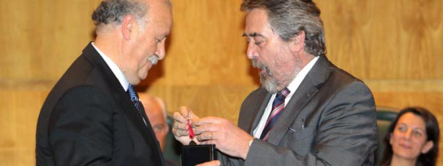 Vicente del Bosque recibió la Medalla al Mérito Deportivo