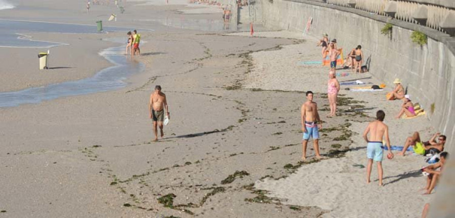 Las mareas vivas expulsan a cerca de 3.000 personas de la bahía de Riazor