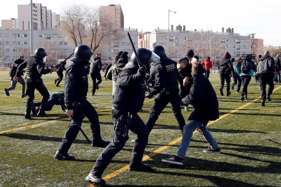 Un herido en un enfrentamiento entre estudiantes y jóvenes de Vox