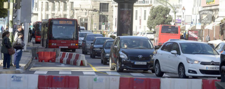 El cierre de dos calles provoca serios atascos en La Marina