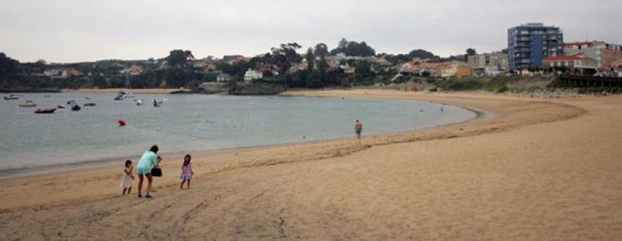 Una mancha roja obliga a cerrar cuatro horas tres playas en Oleiros y en Sada