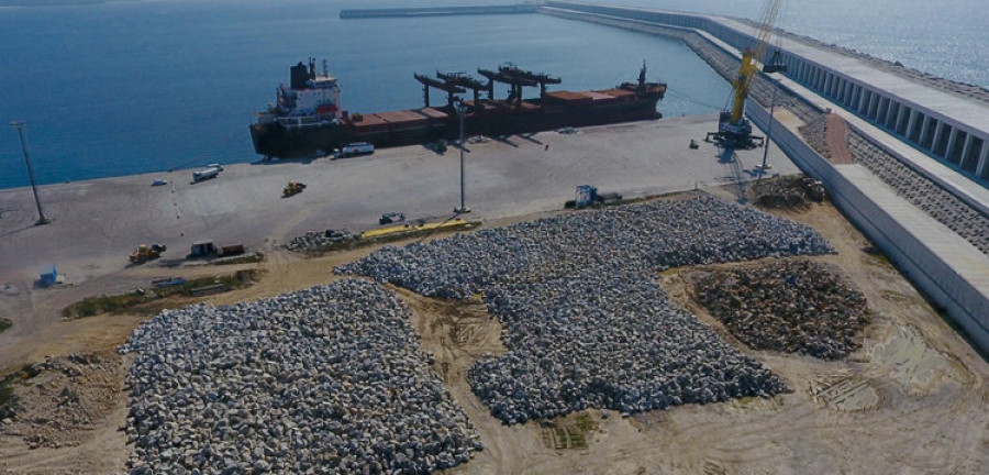 El puerto coruñés bate otro récord histórico gracias  a los tráficos de graneles y de pesca
