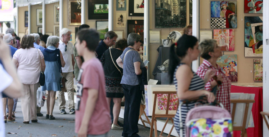 La XVII Feira das Artes Plásticas concentra a una treintena de creadores en los Cantones hasta el día 22