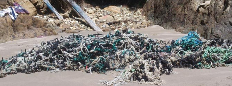 Sada Popular denuncia la acumulación de “toneladas de residuos” de las bateas en la playa de Lourido