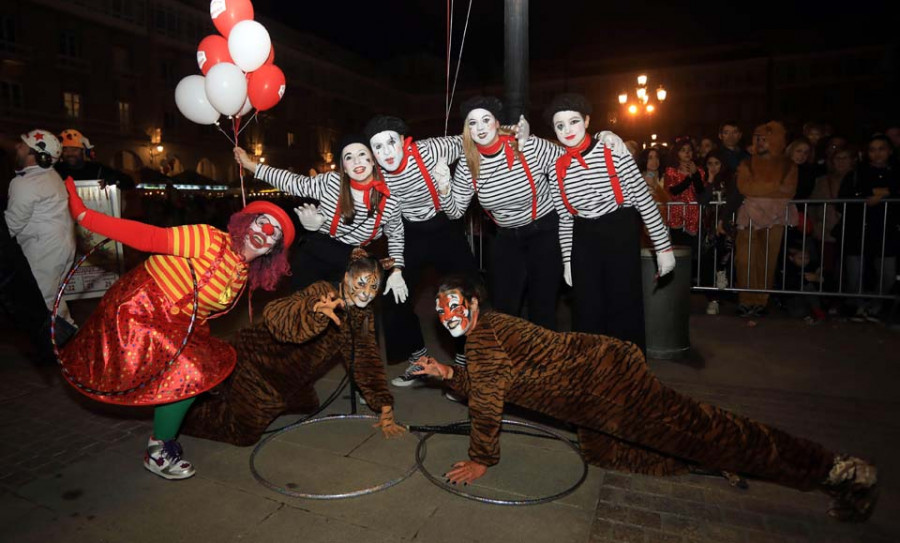 El desfile de carrozas y comparsas del Entroido coruñés congrega a cerca de 20.000 personas
