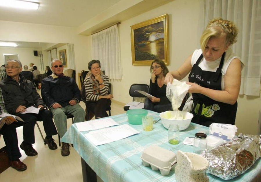 Las amas de casa repasan el libro de recetas para   el inminente Carnaval