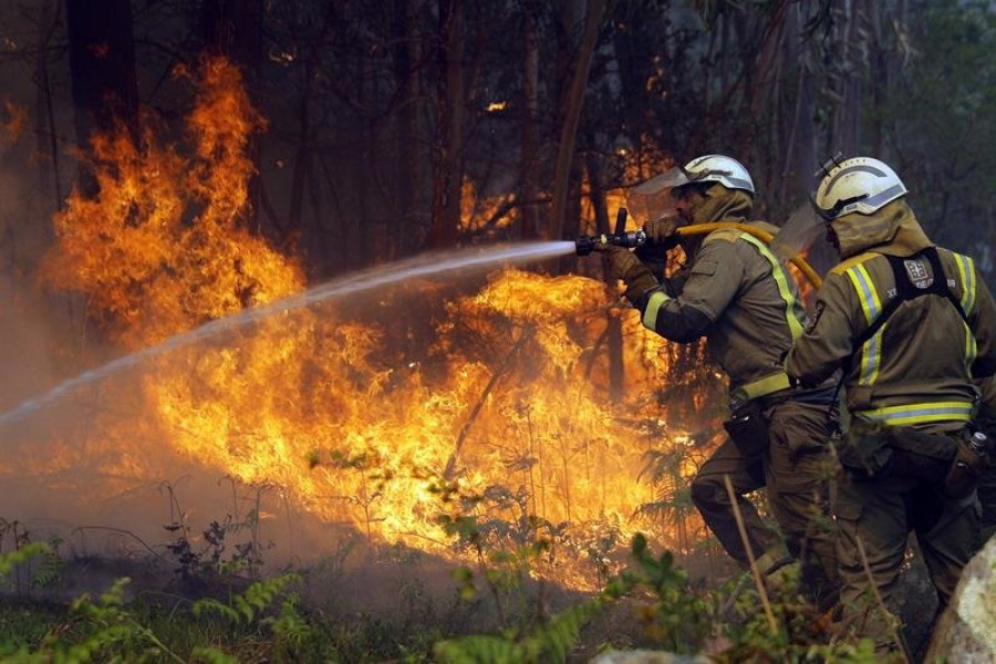 El incendio de Rianxo "estabilizado" tras arrasar 850 hectáreas
