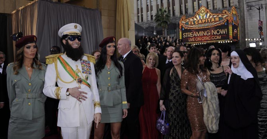 Sacha Baron Cohen desafía a la Academia de Hollywood vestido de dictador
