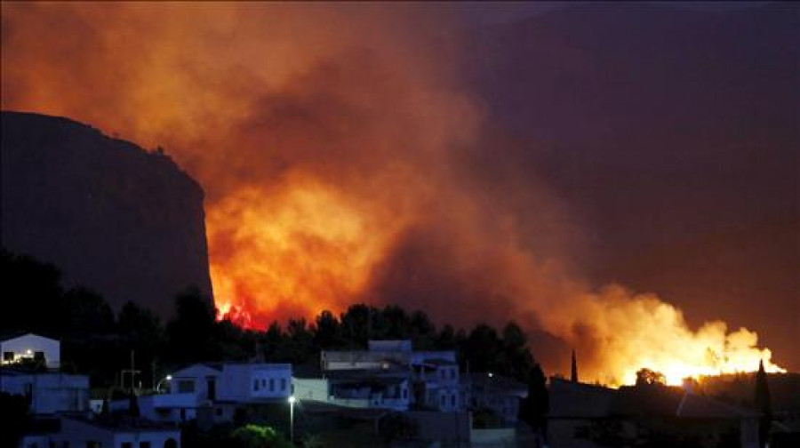 Aumentan los desalojos en la zona afectada por el incendio de Chulilla (Valencia)