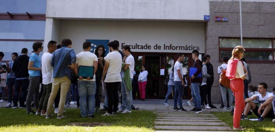 La selectividad arranca con textos sobre refugiados y problemas juveniles