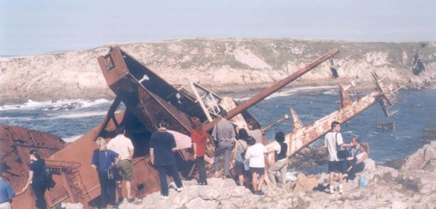 Defensa saca a subasta la extracción de los restos del casco del “Mar Egeo”