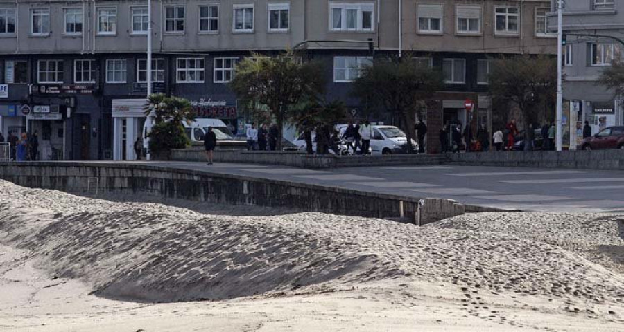 El fuerte oleaje borra la duna de Riazor y obliga a dos buques a refugiarse en Ares