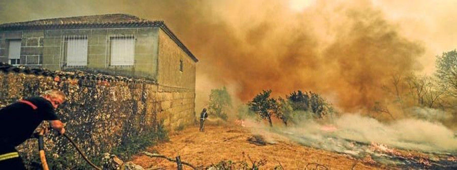 Un fuego iniciado en una parroquia de Ourense amenaza varias viviendas