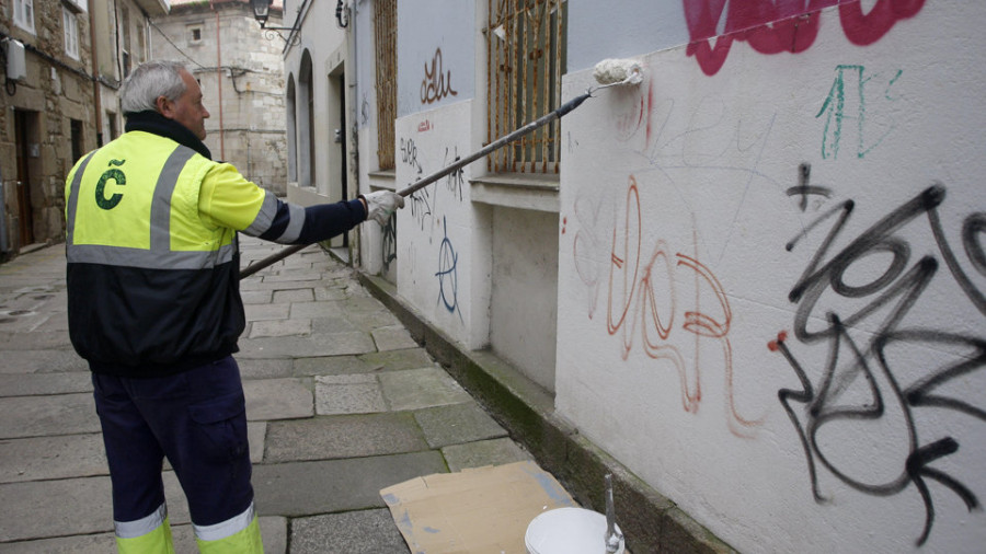 Un grafitero desafía en solitario al Gobierno local y sigue con sus pintadas