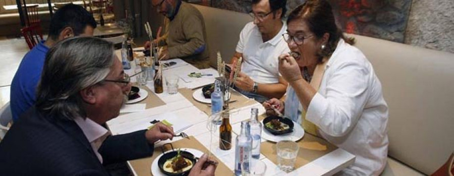 El jurado del concurso de tapas Picadillo recorre la ruta de los  bares finalistas