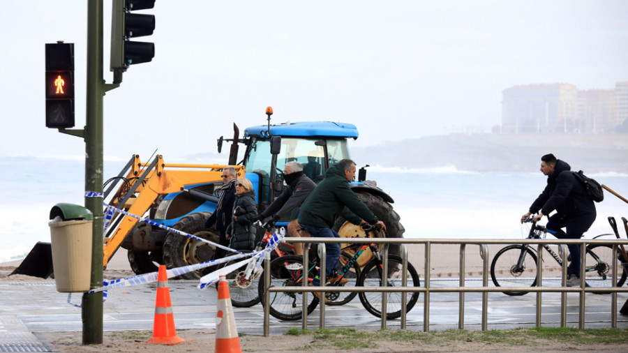 Las olas de las mareas vivas exceden las previsiones y colapsan el centro