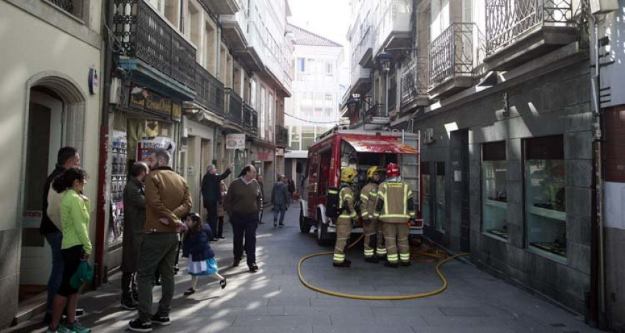 Los bomberos sofocan un fuego en un inmueble en reformas en San Nicolás