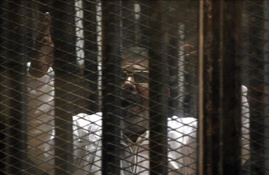 Un tribunal suspende un juicio a Mursi hasta que se decida su posible recusación