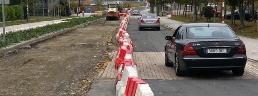 Los baches en la carretera  de Elviña desaparecen con el inicio del asfaltado del campus