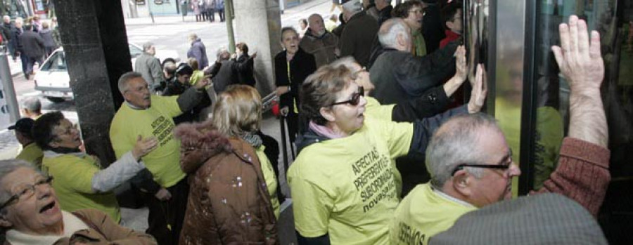 Afectados por las preferentes se manifiestan en A Coruña con una soga al cuello