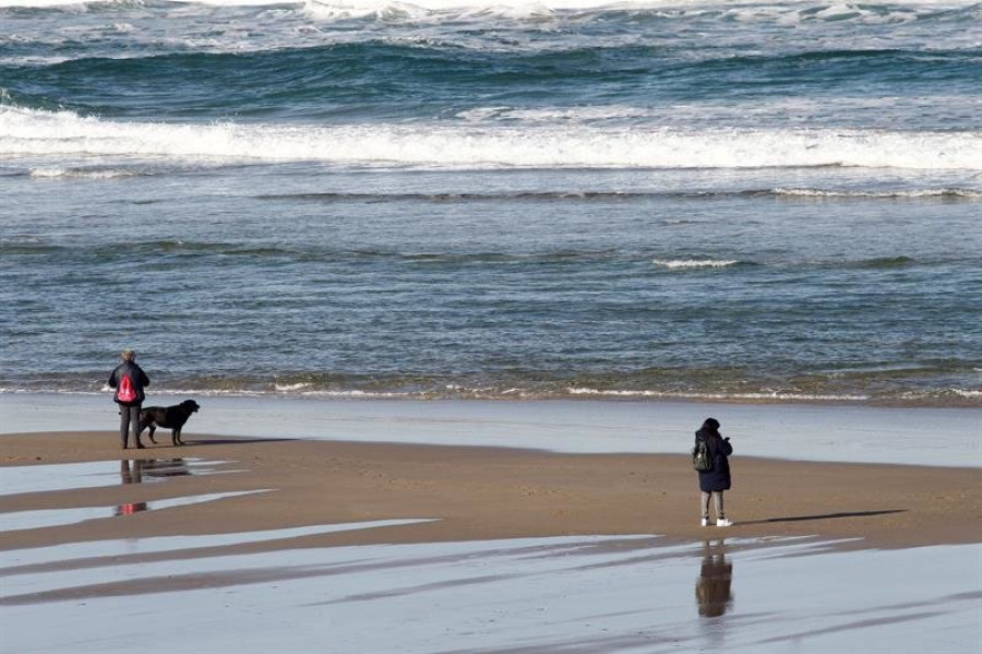 Galicia cierra la semana con descenso de temperaturas en una jornada de nubes y claros