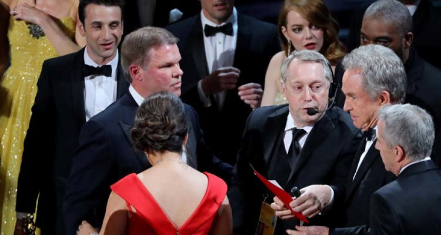 Trump atribuye el error en 
los Oscar con los sobres a la excesiva atención a la política