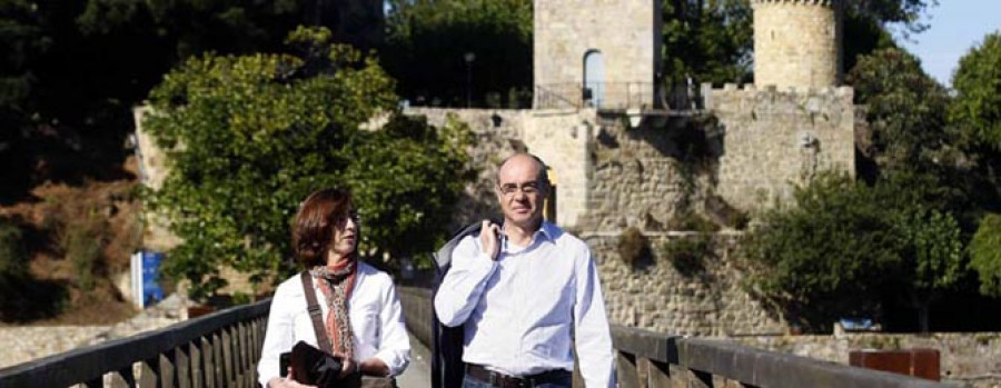 Una visita al castillo de Santa Cruz que terminó con una invitación a “una caña”