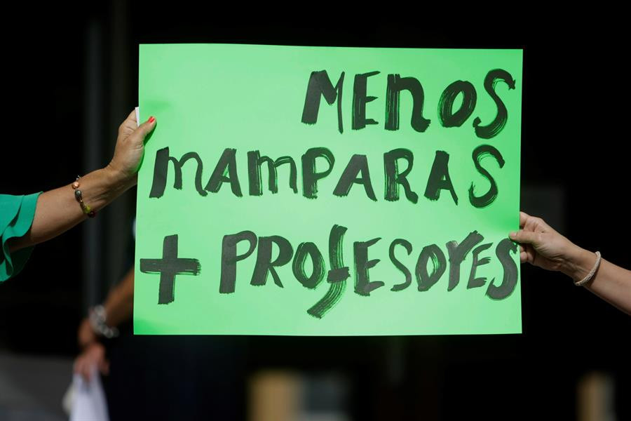 Secundan una protesta en el IES Salvador de Madariaga de A Coruña para exigir profesores y medios