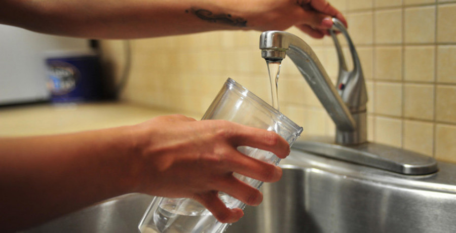 La OCU pide que se obligue a los bares a dar agua del grifo gratis