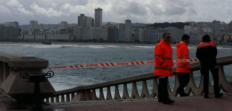 La alerta naranja azota la ciudad con granizo y obliga a cerrar las playas