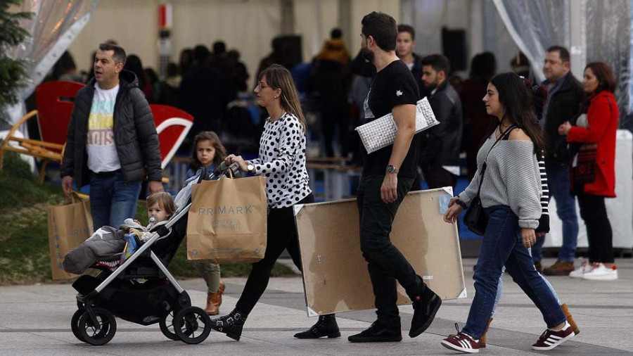 Los coruñeses ultiman sus compras en una jornada de tráfico intenso