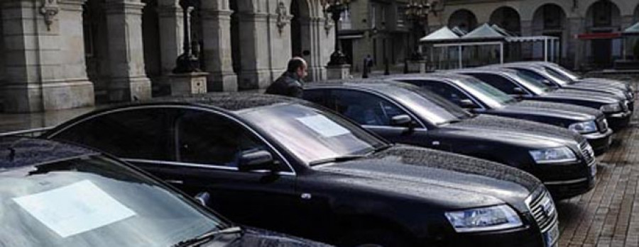 La junta de gobierno autoriza la venta de tres de los siete coches oficiales