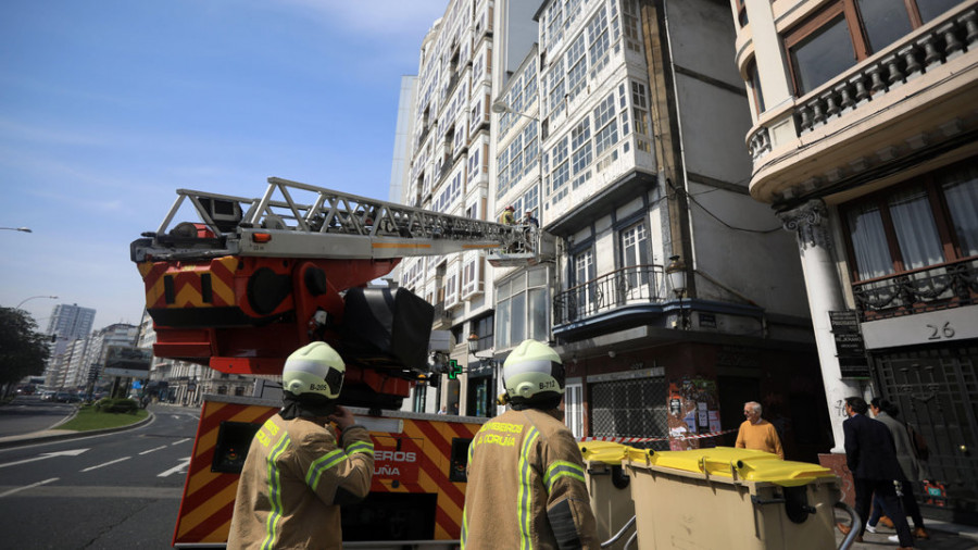 El ruinoso estado de un edificio obliga a precintar la acera  de Cantón Pequeño