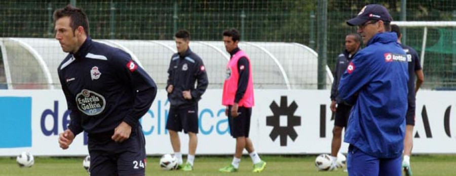 Marchena vuelve a entrenarse con el grupo, aunque sin completar la sesión