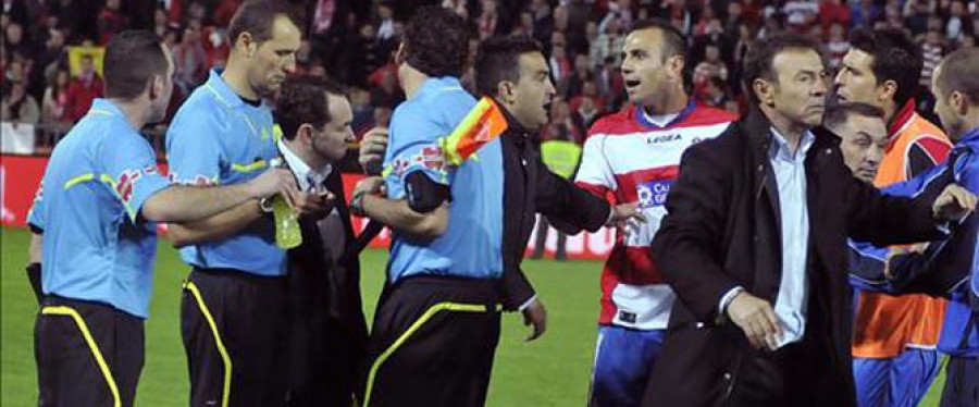 El jugador del Granada Dani Benítez es sancionado con tres meses por el botellazo a Clos Gómez