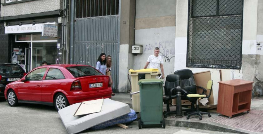 Crecen los casos de enseres depositados en las calles de 
Os Mallos fuera 
de horario