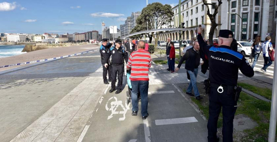 El oleaje obliga a cortar el Paseo Marítimo a los peatones en Riazor a pesar del buen tiempo