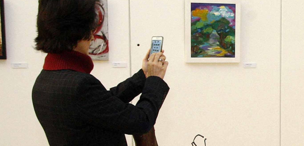 Diferentes artistas gallegos venden sus obras para recaudar fondos para ayuda humanitaria
