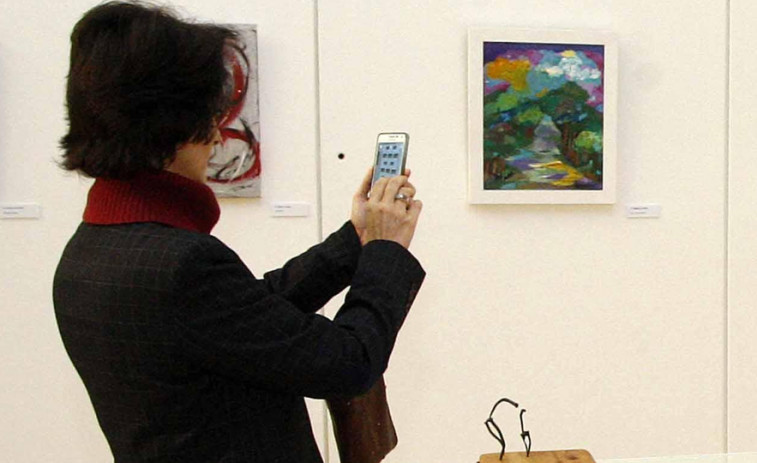 Diferentes artistas gallegos venden sus obras para recaudar fondos para ayuda humanitaria