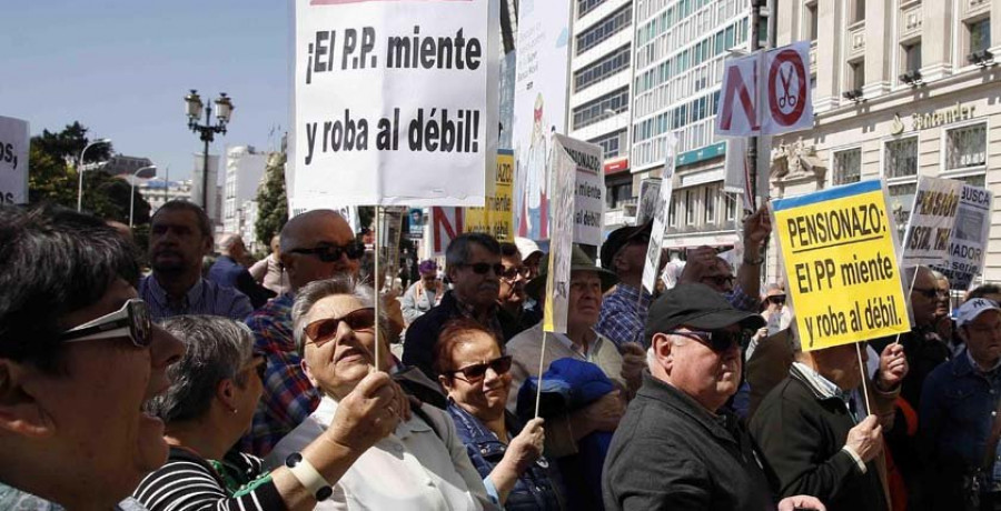 Cientos de personas se concentran en el Obelisco  en defensa de las pensiones