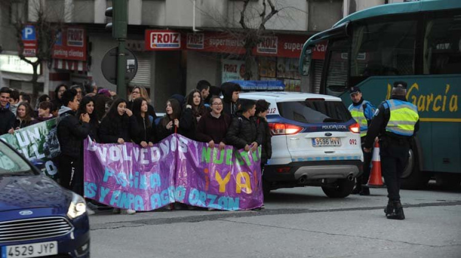 Los estudiantes del Agra do Orzán marchan de nuevo para reclamar su acceso a la piscina