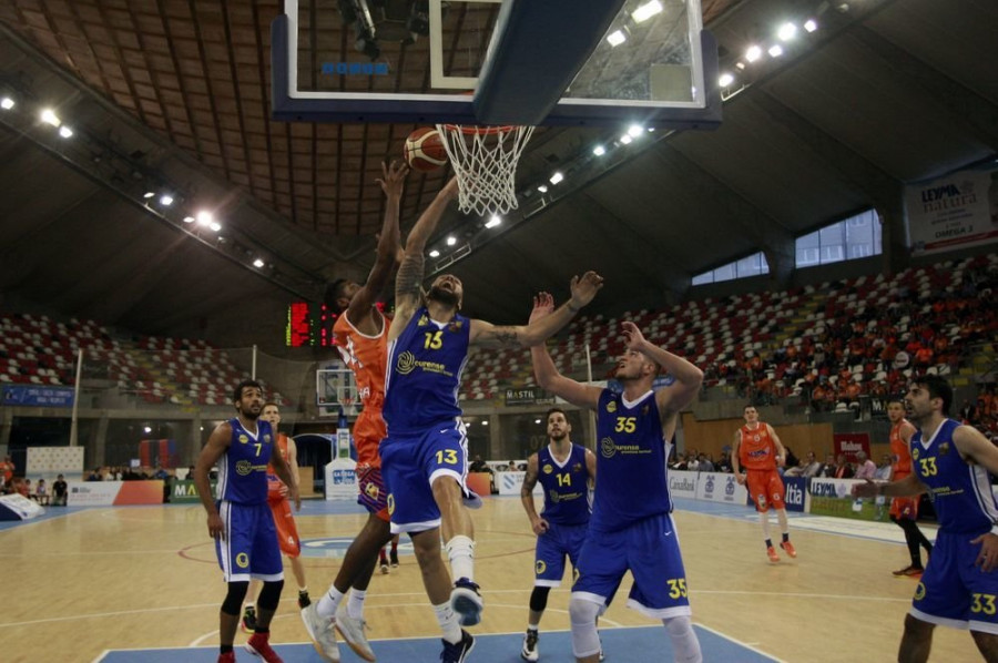 Un Basquet Coruña corto de efectivos cae en el Paco Paz