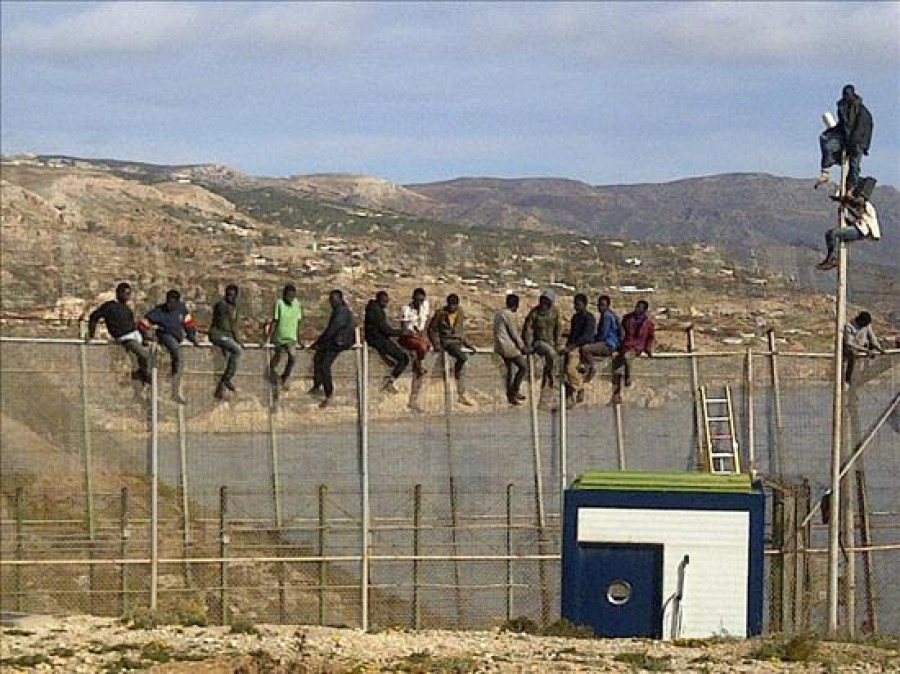 Decenas de inmigrantes saltan la valla en Melilla