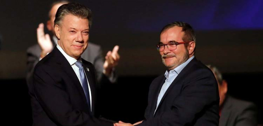 Santos y Timochenko firman el nuevo acuerdo de paz para Colombia
